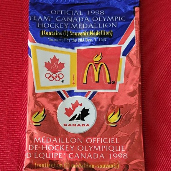 OFFICIAL 1998 TEAM CANADA OLYMPIC HOCKEY MEDALLION, MINT IN THE PACKAGE!!! - Picture 1 of 2